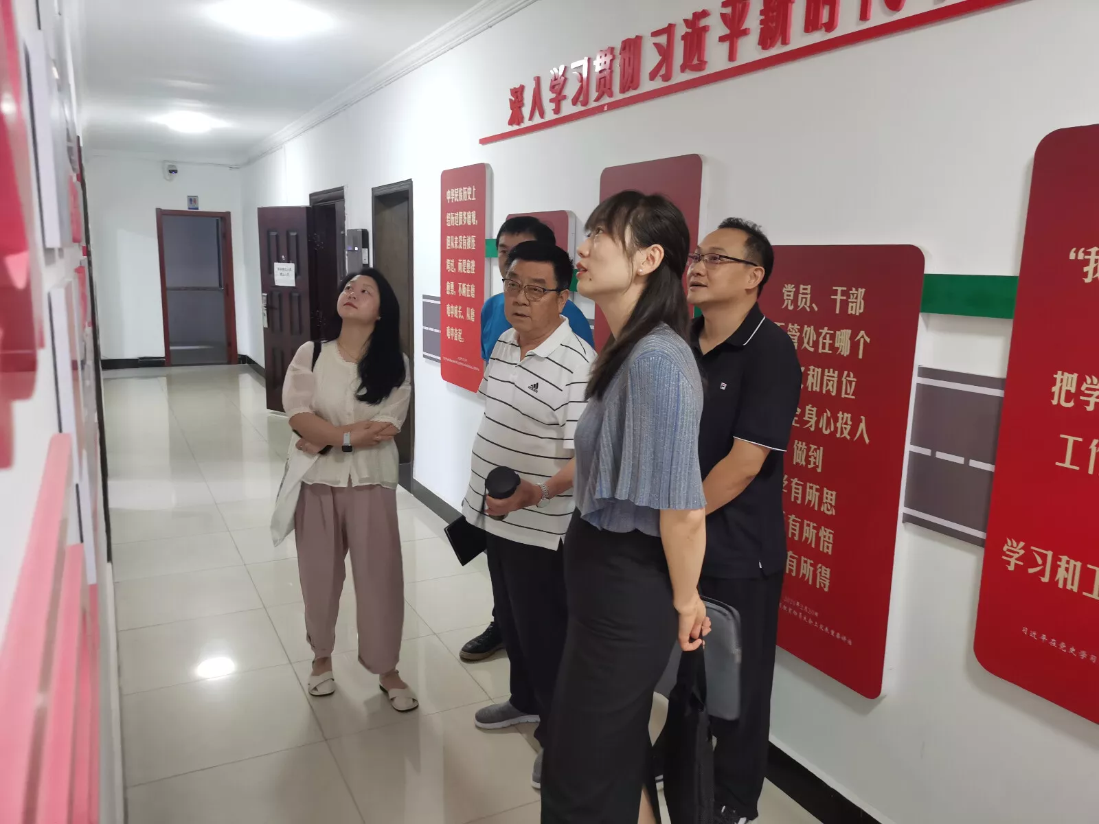 西陵区社工部韩苗苗副部长一行调研机构.jpeg